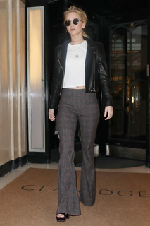 Jennifer Lawrence feet photo thumbnail
