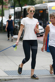 Jennifer Lawrence feet photo thumbnail
