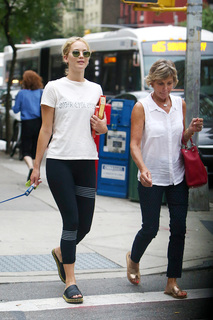 Jennifer Lawrence feet photo thumbnail