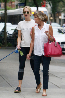 Jennifer Lawrence feet photo thumbnail