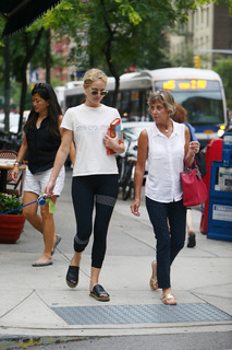 Jennifer Lawrence feet photo thumbnail