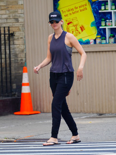 Jennifer Lawrence feet photo thumbnail