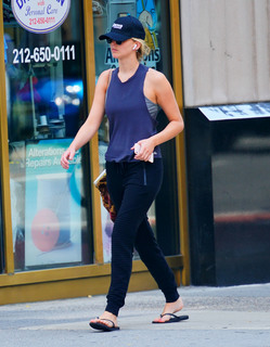 Jennifer Lawrence feet photo thumbnail
