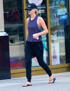 Jennifer Lawrence feet photo thumbnail