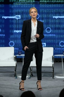 Jennifer Lawrence feet photo thumbnail