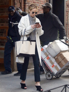 Jennifer Lawrence feet photo thumbnail