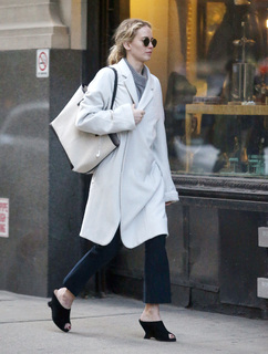 Jennifer Lawrence feet photo thumbnail