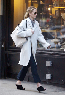 Jennifer Lawrence feet photo thumbnail