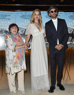Jennifer Lawrence feet photo thumbnail