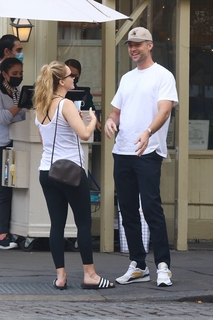 Jennifer Lawrence feet photo thumbnail