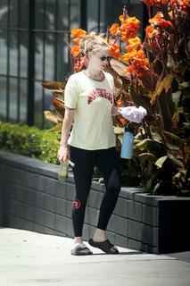 Jennifer Lawrence feet photo thumbnail