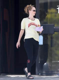 Jennifer Lawrence feet photo thumbnail