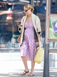 Jennifer Lawrence feet photo thumbnail