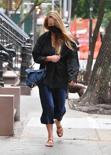 Jennifer Lawrence feet photo thumbnail