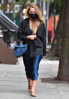 Jennifer Lawrence feet photo thumbnail