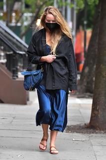 Jennifer Lawrence feet photo thumbnail