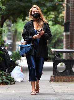 Jennifer Lawrence feet photo thumbnail