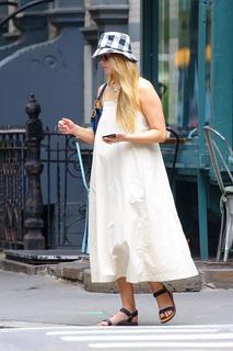 Jennifer Lawrence feet photo thumbnail