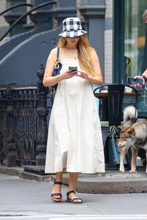 Jennifer Lawrence feet photo thumbnail