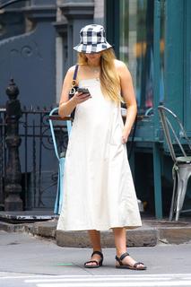 Jennifer Lawrence feet photo thumbnail