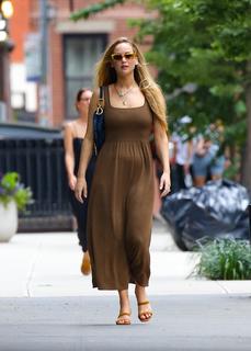 Jennifer Lawrence feet photo thumbnail