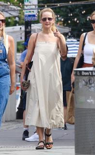 Jennifer Lawrence feet photo thumbnail
