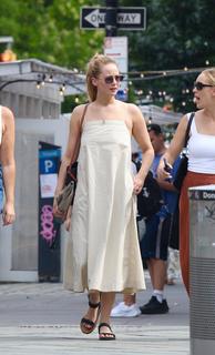 Jennifer Lawrence feet photo thumbnail