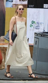 Jennifer Lawrence feet photo thumbnail