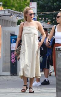 Jennifer Lawrence feet photo thumbnail