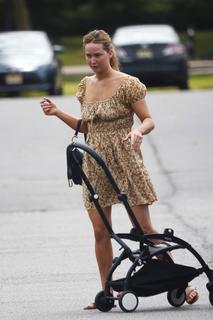 Jennifer Lawrence feet photo thumbnail