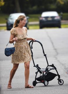 Jennifer Lawrence feet photo thumbnail