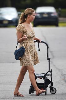 Jennifer Lawrence feet photo thumbnail