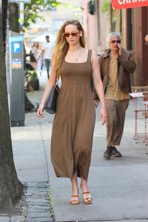 Jennifer Lawrence feet photo thumbnail