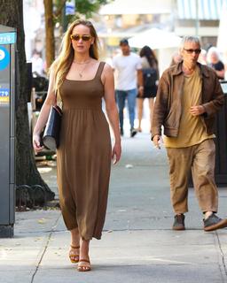 Jennifer Lawrence feet photo thumbnail
