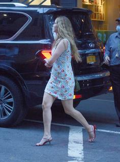 Jennifer Lawrence feet photo thumbnail