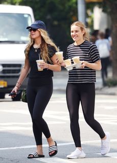 Jennifer Lawrence feet photo thumbnail