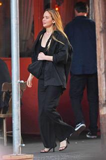 Jennifer Lawrence feet photo thumbnail