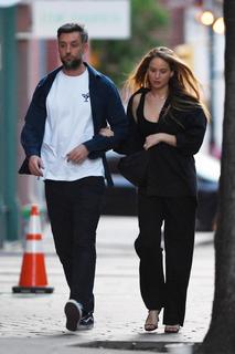 Jennifer Lawrence feet photo thumbnail