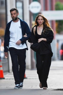 Jennifer Lawrence feet photo thumbnail