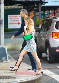 Jennifer Lawrence feet photo thumbnail