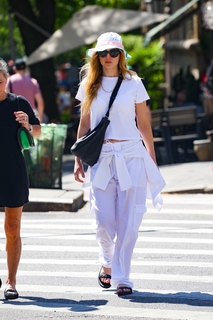 Jennifer Lawrence feet photo thumbnail