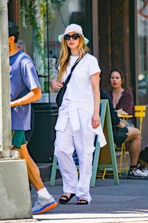 Jennifer Lawrence feet photo thumbnail