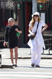 Jennifer Lawrence feet photo thumbnail
