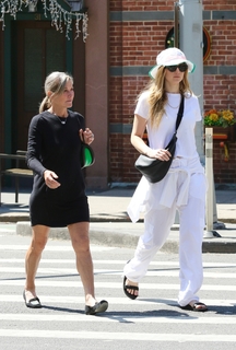 Jennifer Lawrence feet photo thumbnail