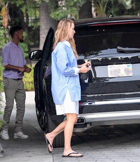 Jennifer Lawrence feet photo thumbnail