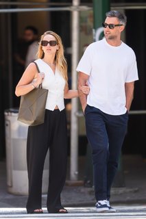 Jennifer Lawrence feet photo thumbnail