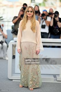 Jennifer Lawrence feet photo thumbnail