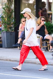 Jennifer Lawrence feet photo thumbnail