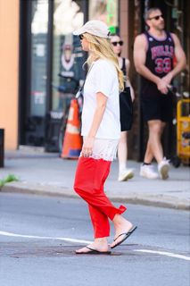 Jennifer Lawrence feet photo thumbnail