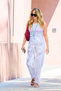 Jennifer Lawrence feet photo thumbnail